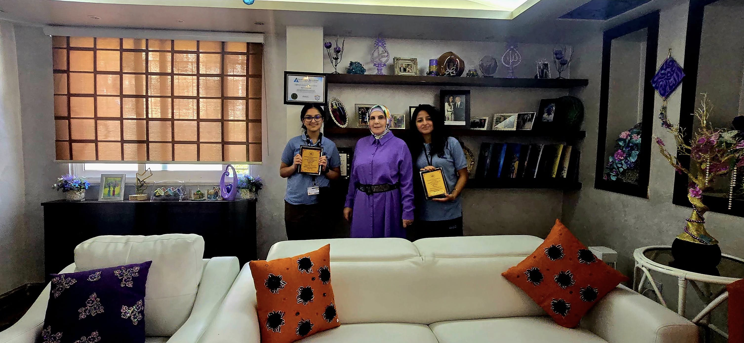 عطوفة مدير التربية والتعليم للواء الجامعة، يكرم الطلبة الفائزين في مسابقة 