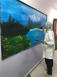  في مدارس النظم الحديثة الطالبة الفنانة في أحد ابداعاتها الفنية والرسم الجداري