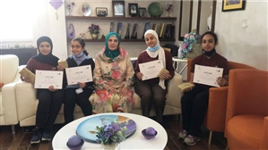 مدارس النظم الحديثة تكرم الطالبات المتميزات في مسابقة تحدي القراءة العربي  على مستوى المديرية